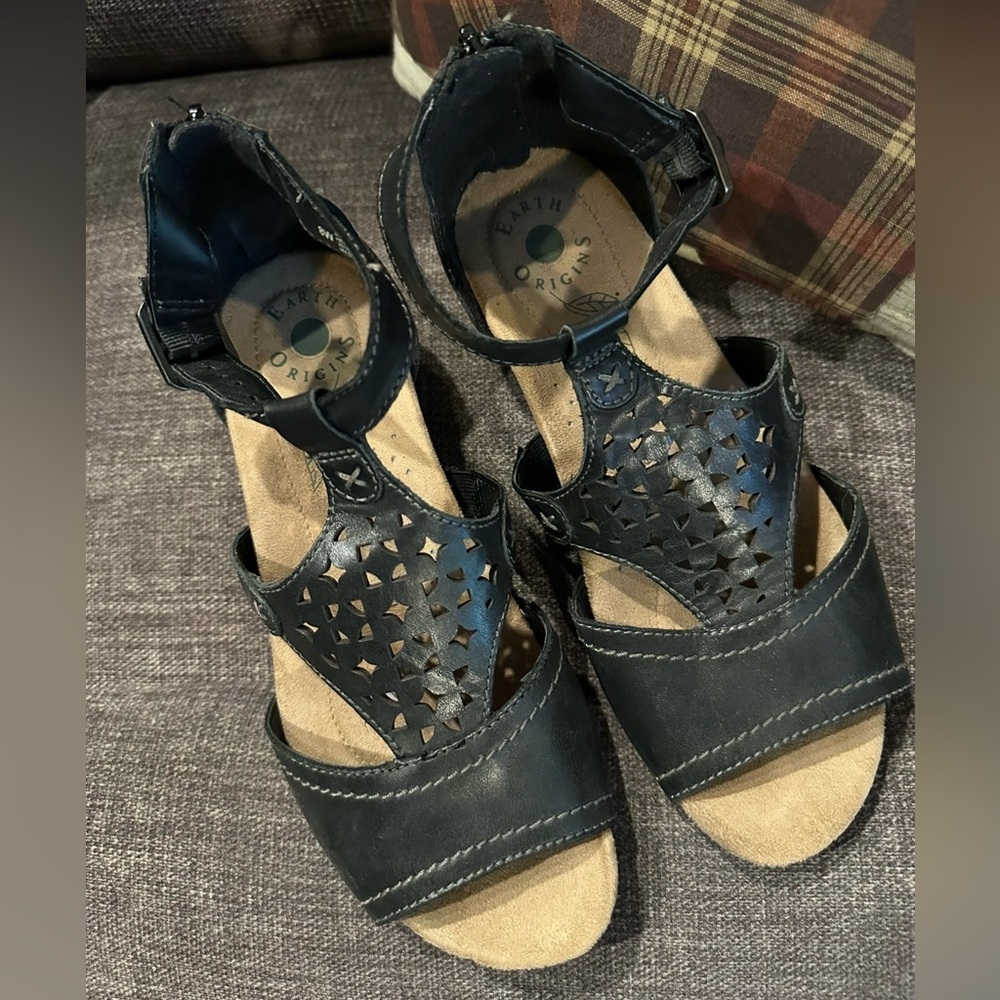 Earth Origins Black Cutout Leather T-Strap Sandals